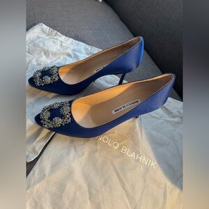 Manolo Blahnik Hangisi 70 Satin
Pump
Size: 37 (But fit a little larger)